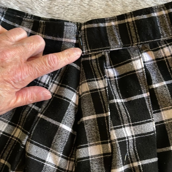 Hollister Plaid Skirt  Size XS  black white. Pleated - Picture 4 of 6